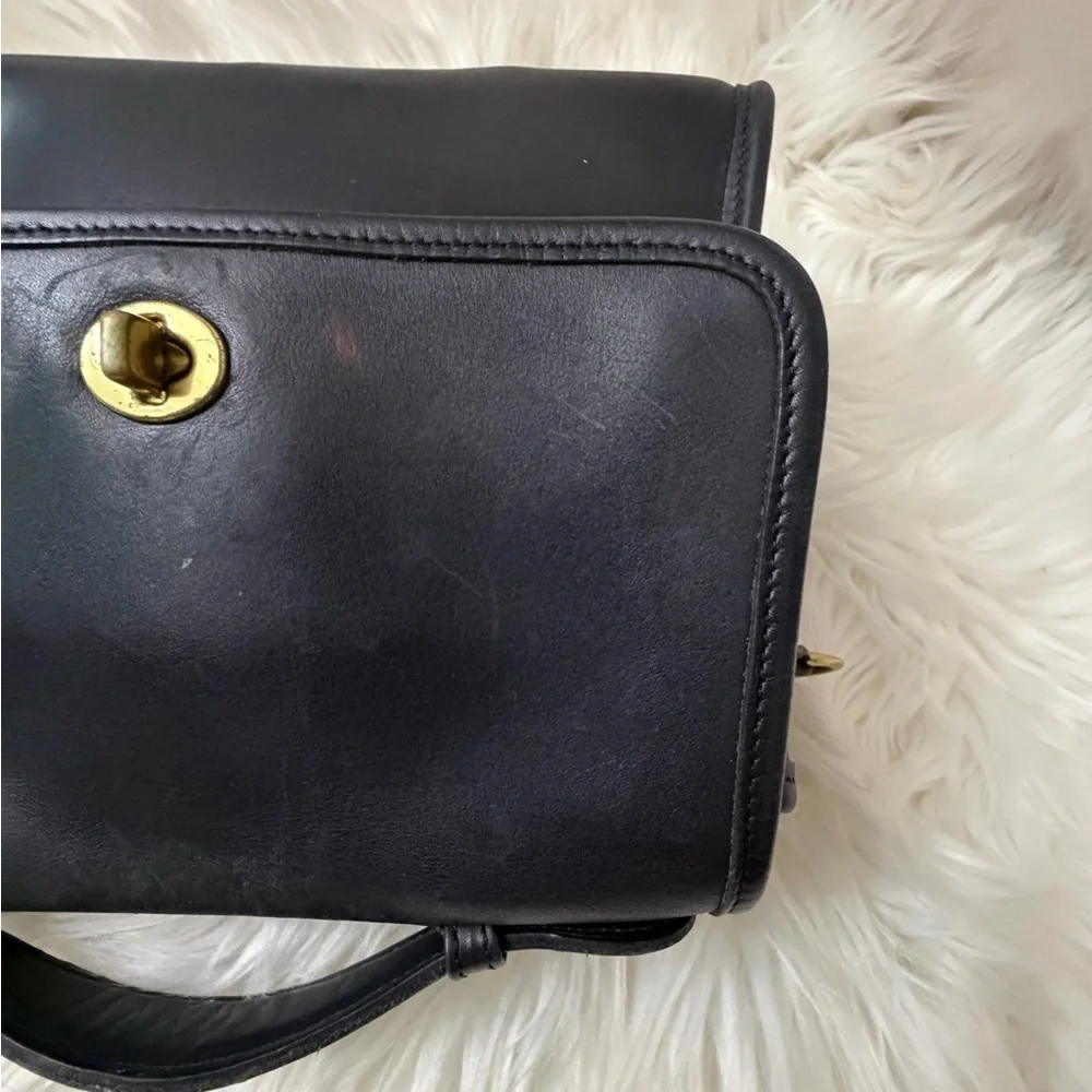 Vintage COACH #9870 Court Turn lock Crossbody bag.